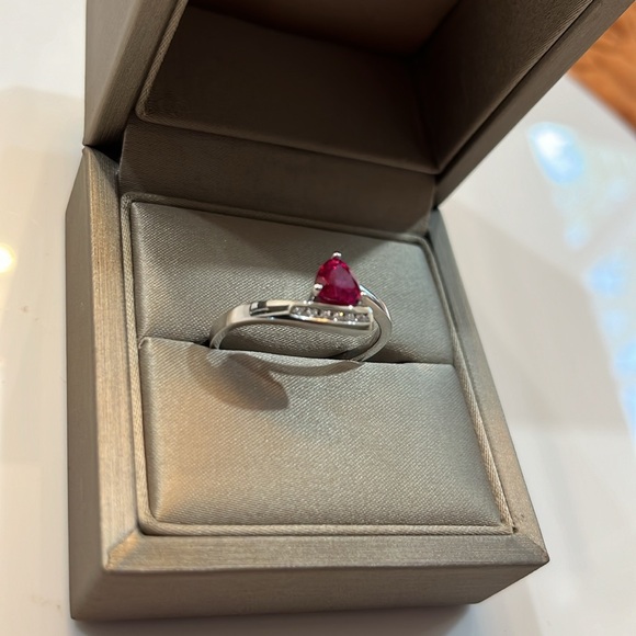 VIVID PINK STONE THREE PRONG SET WITH (6) CLEAR STONES BRAND NEW SIZE 12 - Picture 4 of 4